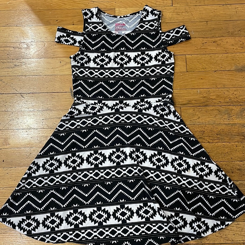Girls black and white casual dress sz M